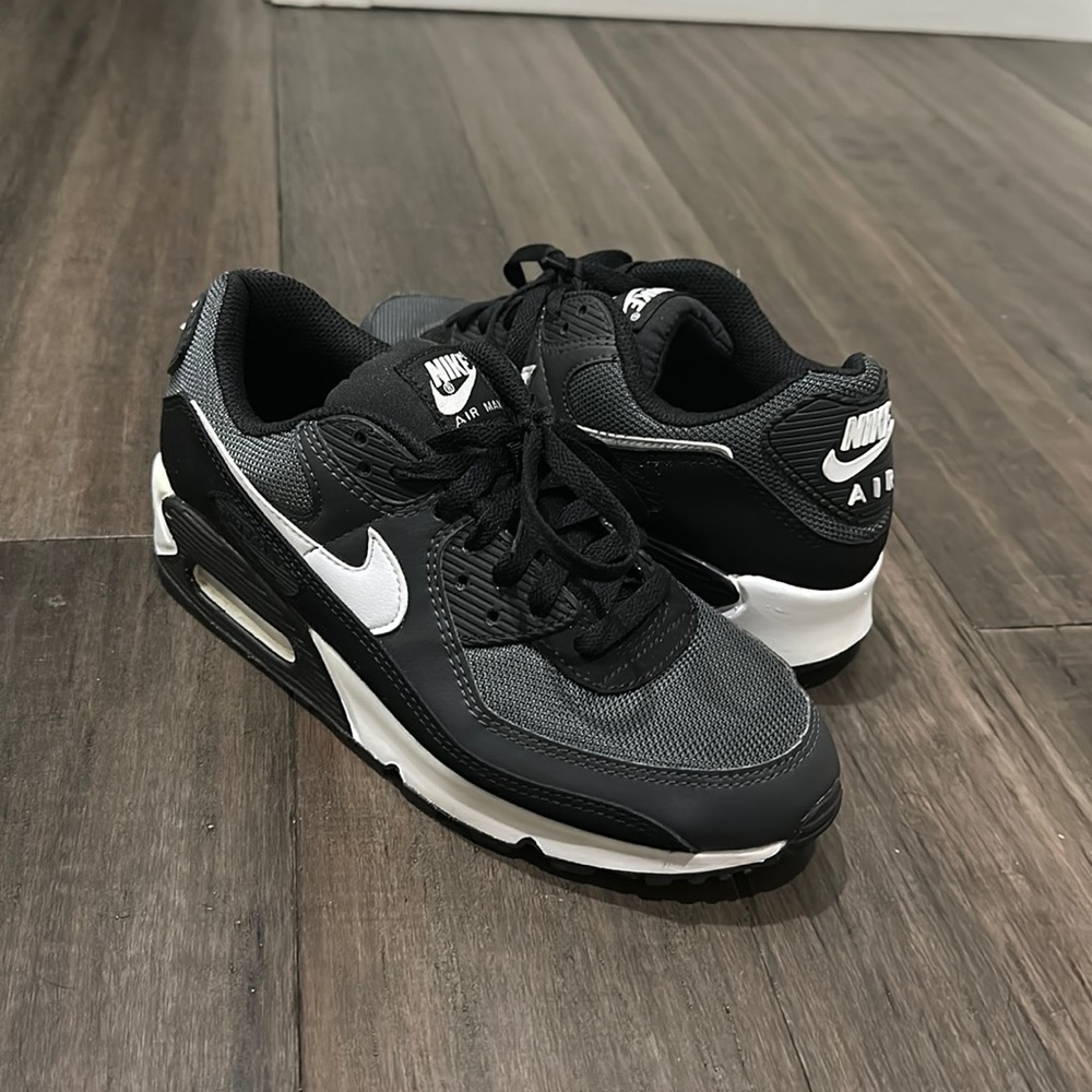 Nike Air Max Men size 8.